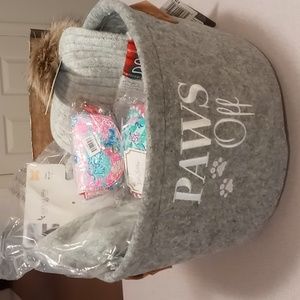 Great Gift Pet Basket includes lots of fun things all noted below & NWT REDUCED!